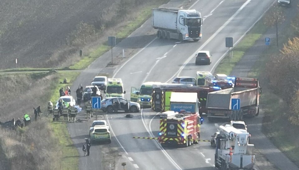 Tre er kommet til skade, og én køres med politi-eskorte til hospitalet. Tre er kommet til skade, og én køres med politi-eskorte til hospitalet.