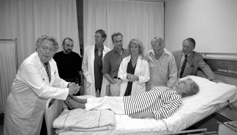 Birgitte Raaberg (tredje fra højre, red.) er blandt de oprindelige skuespillere i 'Riget'. Her ses hun sammen med Kirsten Rolffes, der ligger i sengen, og fra højre blandt andre Ernst-Hugo Järegård, Peter Mygind, Søren Pilmark og Holger Juul Hansen. (Arkivfoto).