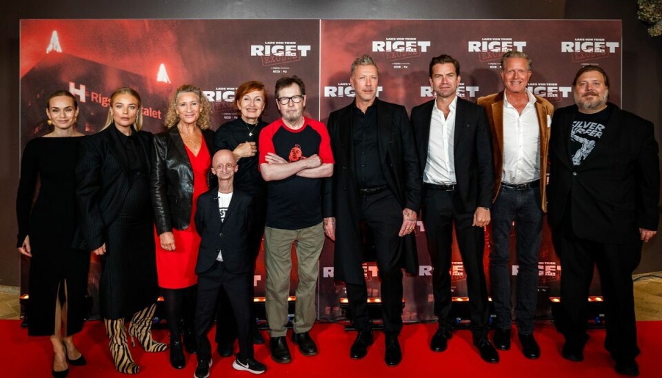 Birgitte Raaberg (tredje fra venstre, red.) til den danske premiere på 'Riget Exodus' omgivet af både nye og gamle navne i universet: Laura Christensen, Ida Engvoll, Bodil Jørgensen, jesper Sørensen, instruktør Lars von Trier, Mikael Persbrandt, Nikolaj Lie Kaas, Peter Mygind og Nicolas Bro. (Arkivfoto). Birgitte Raaberg (tredje fra venstre, red.) til den danske premiere på 'Riget Exodus' omgivet af både nye og gamle navne i universet: Laura Christensen, Ida Engvoll, Bodil Jørgensen, jesper Sørensen, instruktør Lars von Trier, Mikael Persbrandt, Nikolaj Lie Kaas, Peter Mygind og Nicolas Bro. (Arkivfoto).