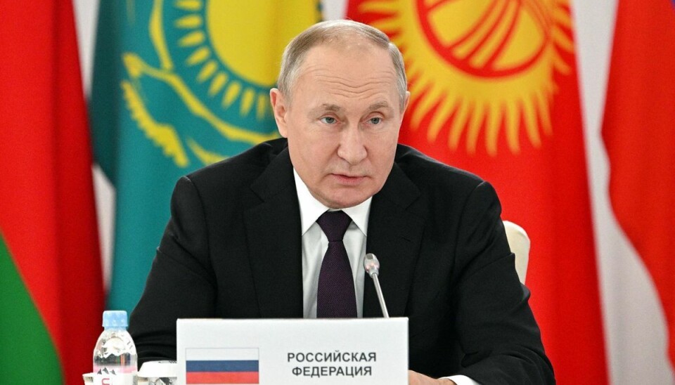 Vladimir Putin truer med at skyde vestlige satelitter ned. Vladimir Putin truer med at skyde vestlige satelitter ned.