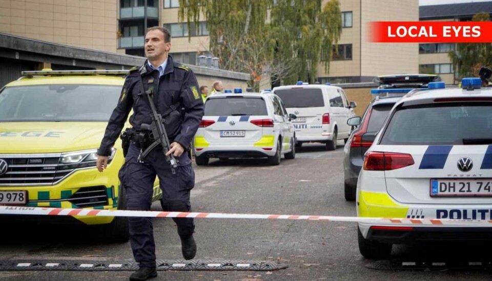 Efter flere timers forhandlinger lykkedes det at kalde den 60-årige mand kaldt ud fra sin lejlighed og anholde ham. Efter flere timers forhandlinger lykkedes det at kalde den 60-årige mand kaldt ud fra sin lejlighed og anholde ham.