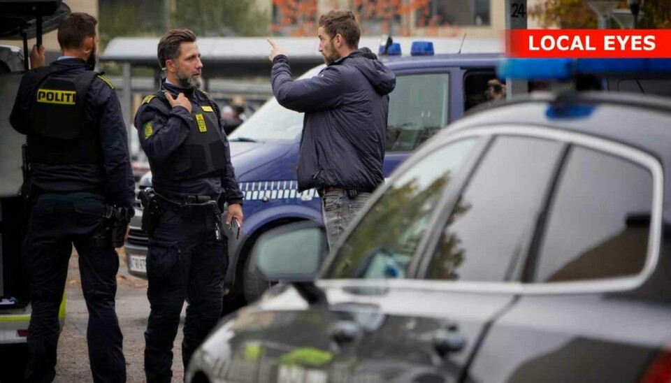 Midt- og Vestjyllands Politi tog ingen chancer, da manden blandt andet havde truet med at ville skyde mod politiet, hvis de forsøgte at komme ind i hans lejlighed.
