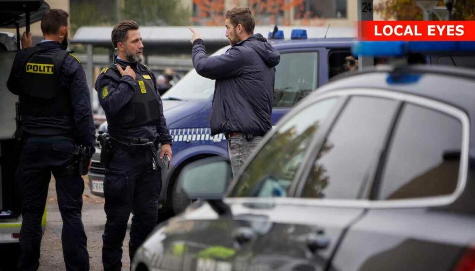 Midt- og Vestjyllands Politi tog ingen chancer, da manden blandt andet havde truet med at ville skyde mod politiet, hvis de forsøgte at komme ind i hans lejlighed. Midt- og Vestjyllands Politi tog ingen chancer, da manden blandt andet havde truet med at ville skyde mod politiet, hvis de forsøgte at komme ind i hans lejlighed.