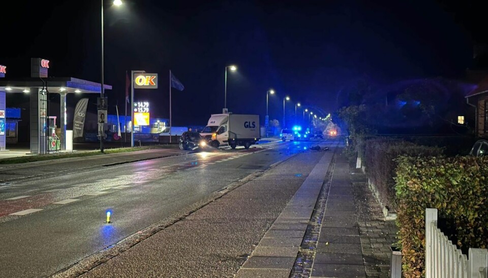 Politiet har spærret Vroldvej i Skanderborg, hvor ulykken er sket. Politiet har spærret Vroldvej i Skanderborg, hvor ulykken er sket.