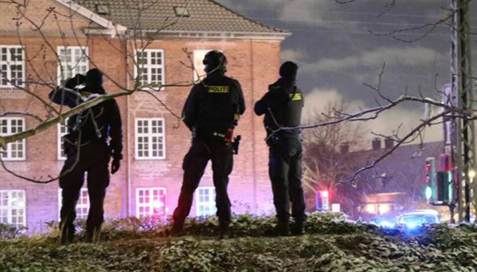 Det vrimler med betjente i Københavns Nordvestkvarter.