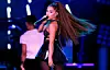 Ariana Grande som man oftest har oplevet hende inden for nyere tid - , som brunette - overrasker med helt nyt look i et opslag på Instagram.