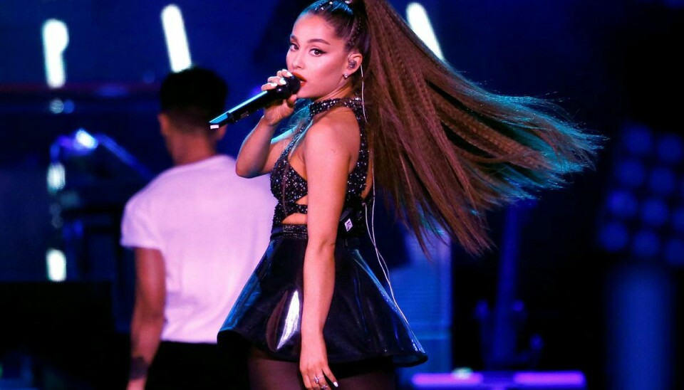 Ariana Grande som man oftest har oplevet hende inden for nyere tid - , som brunette - overrasker med helt nyt look i et opslag på Instagram.