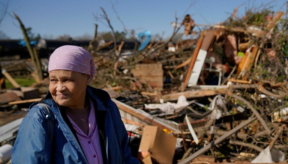 Clema Smith, som blev reddet ud fra sit sammenstyrtede hus, står ved sit hjem og beser de omfattende ødelæggelser, som ramte hendes by, Wynne i Arkansas. (Arkivfoto).