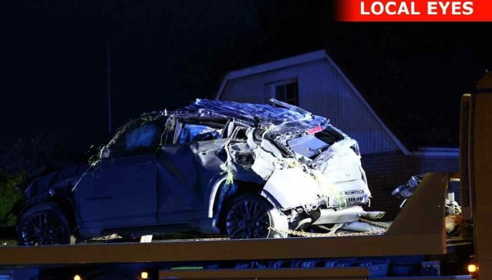 Bilen var helt smadret efter den voldsomme soloulykke, hvor den var landet på taget.