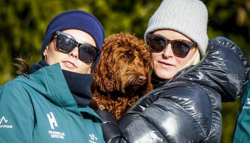 Prinsesse Ingrid Alexandra og kronprinsesse Mette-Marit sammen med Molly Fiskebolle under Holmenkollen skifestival.