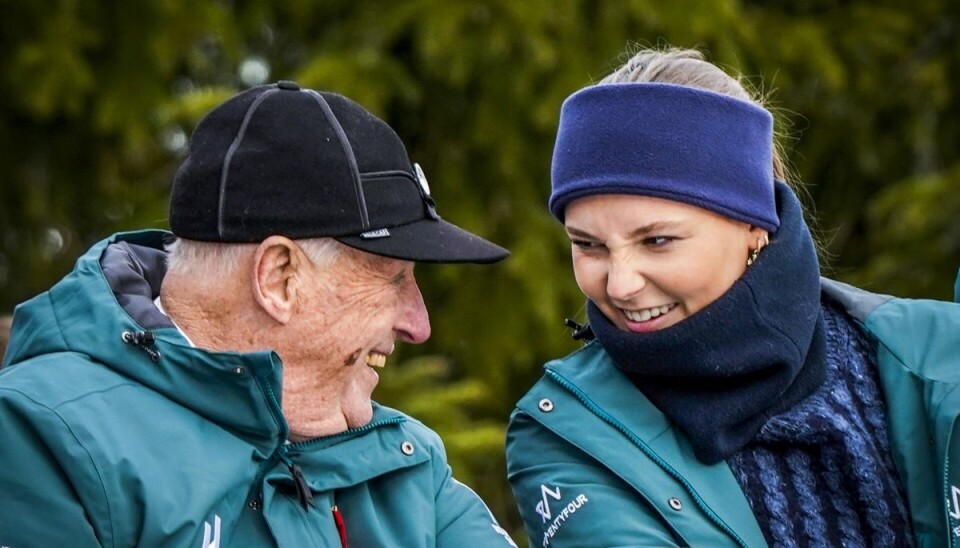 Kong Harald og prinsesse Ingrid Alexandra hygger sig.