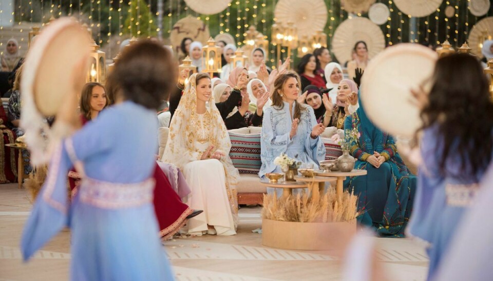 Dronning Rania og hendes kommende svigerdatter i nærmest eventyrlige omgivelser under festen, der bød på både dans og musik fra lokale kunstnere.