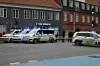 Der er masser af politi på gaden i Aalborg søndag.