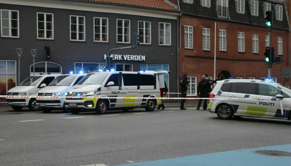 Der er masser af politi på gaden i Aalborg søndag.