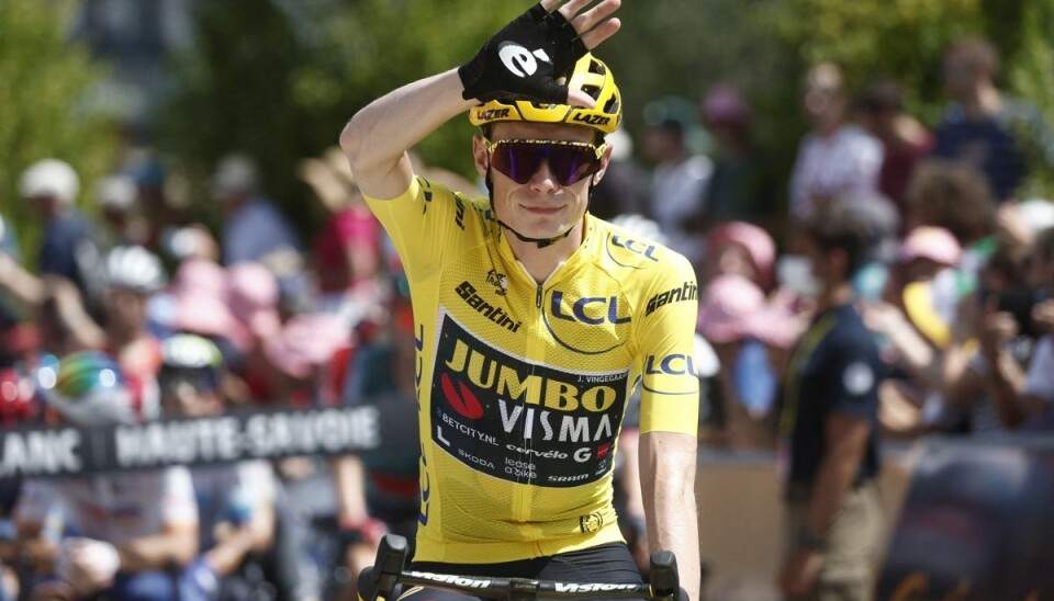 Jonas Vingegaard fører det samlede klassement i Tour de France med 1 minut og 48 sekunder efter sin magtdemonstration på 16. etapes enkeltstart. Jonas Vingegaard fører det samlede klassement i Tour de France med 1 minut og 48 sekunder efter sin magtdemonstration på 16. etapes enkeltstart.