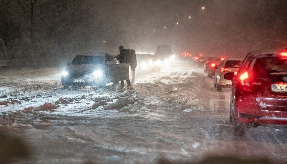 Landets veje bliver fyldt med sne, og det vil blæse kraftigt, lyder det fra DMI.