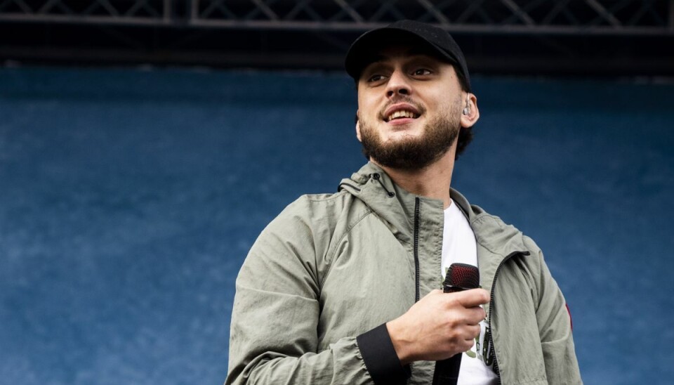 Rapperen Artigeardit har forladt Grøn Koncert-karavanen. Det vides ikke, hvornår han vender tilbage. Rapperen Artigeardit har forladt Grøn Koncert-karavanen. Det vides ikke, hvornår han vender tilbage.