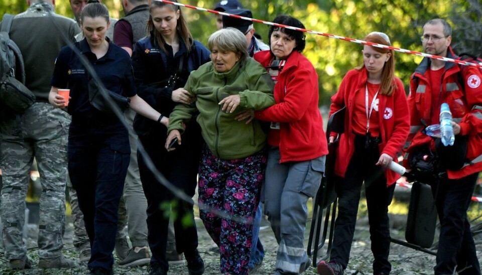 Nødhjælpspersonale hjælper en ukrainsk bedstemor, som natten til torsdag mistede sin datter og sit niårige barnebarn, der ikke kunne få adgang til et beskyttelsesrum under et russisk missilangreb over Kyiv.