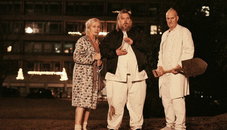 Mens Bodil Jørgensen og Nicolas Bro (i midten, red.) er nye i 'Riget'-regi, har Søren Pilmark været med siden seriens første afsnit tilbage i 1994. Her forenes de tre i en scene i 'Riget Exodus'. (PR-foto). Mens Bodil Jørgensen og Nicolas Bro (i midten, red.) er nye i 'Riget'-regi, har Søren Pilmark været med siden seriens første afsnit tilbage i 1994. Her forenes de tre i en scene i 'Riget Exodus'. (PR-foto).