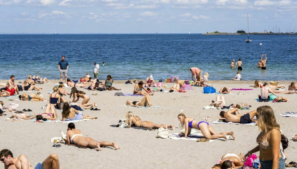 Juni har slået rekord fra 1940 og bliver dermed den mest solrige juni nogensinde. Det har mange danskere nydt i løbet af måneden ved stranden. (Arkivfoto).