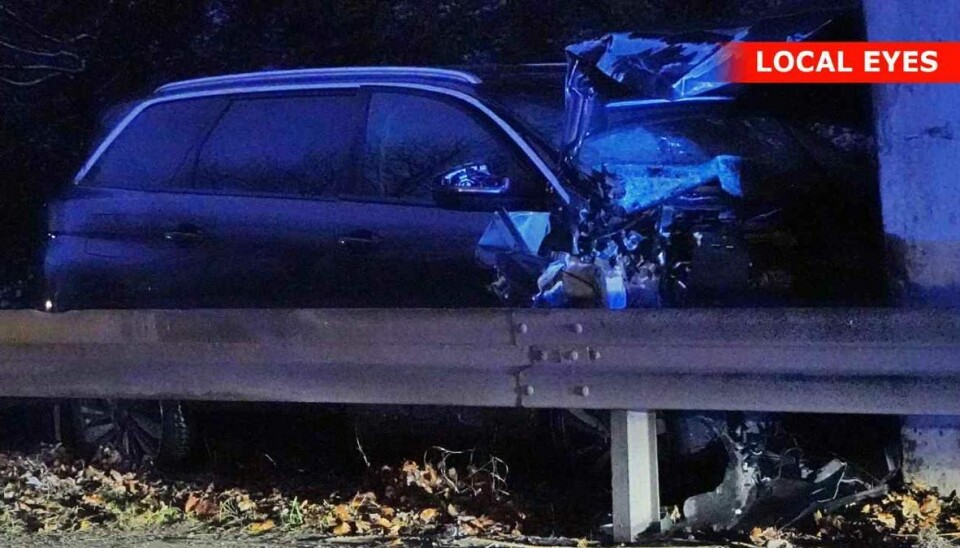 Bilen er banket ind i betonpillen med stor kraft ved ulykken. Bilen er banket ind i betonpillen med stor kraft ved ulykken.