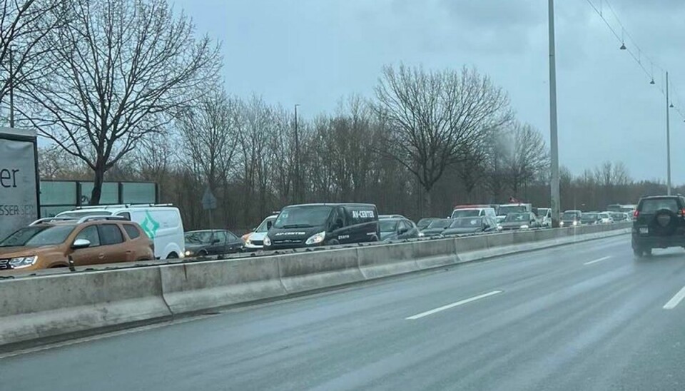 Der er opstået kø på Helsingørmotorvejen som følge af et færdselsuheld. Der er opstået kø på Helsingørmotorvejen som følge af et færdselsuheld.