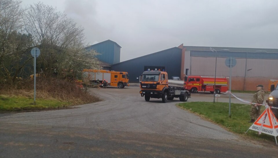 Røgudviklingen fra en brand har fået politiet til at tage visse forholdsregler. Røgudviklingen fra en brand har fået politiet til at tage visse forholdsregler.