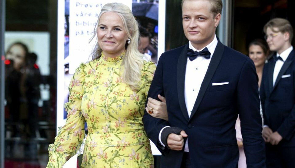 Marius Borg Høiby ses her sammen med sin mor, kronprinsesse Mette-Marit.