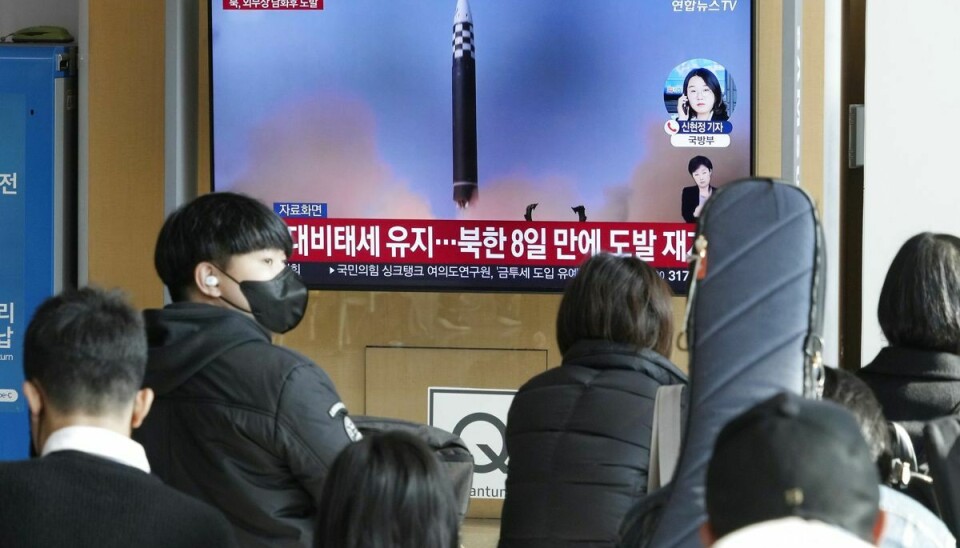Nordkorea har testet en række ballistiske missiler i år. En af de testaffyringer følges her fra en togstation i den sydkoreanske hovedstad, Seoul. (Arkivfoto).