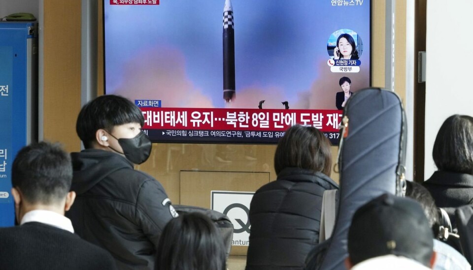 Nordkorea har testet en række ballistiske missiler i år. En af de testaffyringer følges her fra en togstation i den sydkoreanske hovedstad, Seoul. (Arkivfoto). Nordkorea har testet en række ballistiske missiler i år. En af de testaffyringer følges her fra en togstation i den sydkoreanske hovedstad, Seoul. (Arkivfoto).