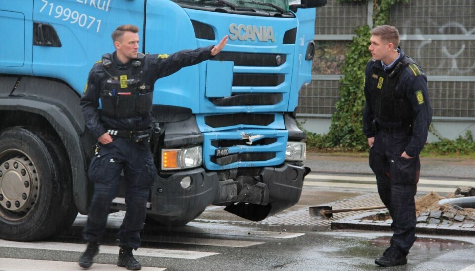 En lastbil og personbil bragede sammen i kryds. En lastbil og personbil bragede sammen i kryds.