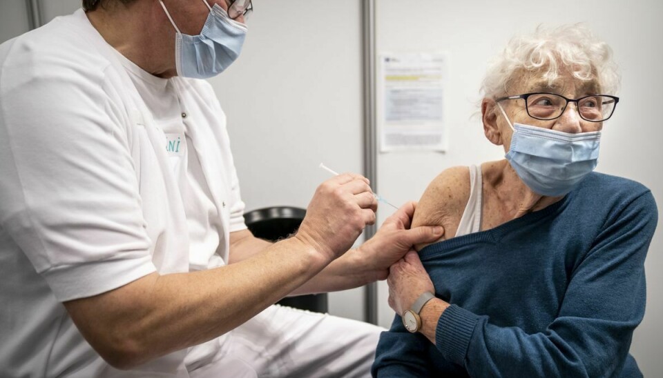 Tove på 93 år får Moderna vaccine af Rúní på Region Hovedstadens nye COVID-19 vaccinationscenter i Idræts & Fritidscenter Vejledalen i Ishøj, tirsdag den 9. februar 2021. (Arkivfoto)