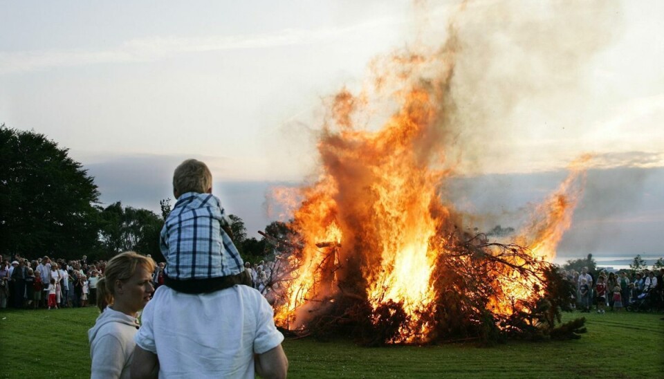 Hav altid vand i nærheden, og sørg for, at sankthansbålet bliver slukket helt, lyder rådet fra Danske Beredskaber. (Arkivfoto). Hav altid vand i nærheden, og sørg for, at sankthansbålet bliver slukket helt, lyder rådet fra Danske Beredskaber. (Arkivfoto).