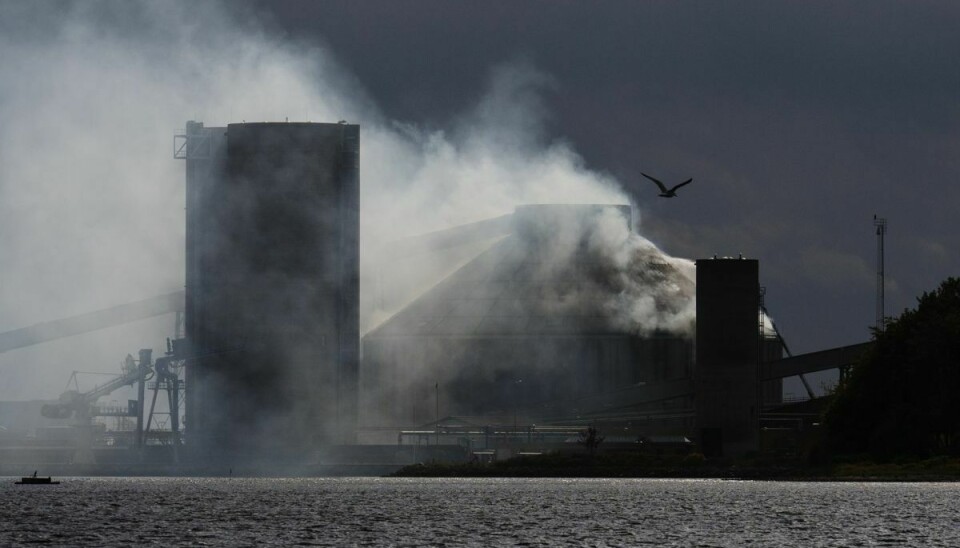 Beredskabsstyrelsen kæmper stadig med branden på Studstrupværket, hvor en silo med træpiller brænder.