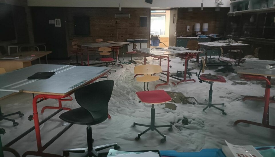 Et klasselokale på skolen har fået et ordentligt skumbad.