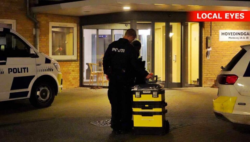 Politiet betragter dødsfaldet som værende 'mistænkeligt'. Politiet betragter dødsfaldet som værende 'mistænkeligt'.