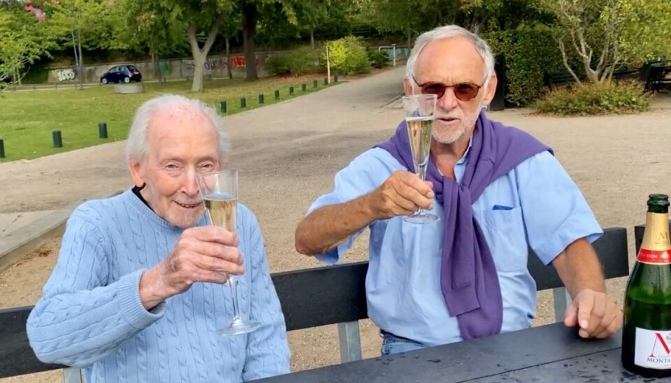 – Vores venskab holdes sammen af vores fælles oplevelser med tv. Det har vi tit talt om, siger herrerne og skåler i champagne – Vores venskab holdes sammen af vores fælles oplevelser med tv. Det har vi tit talt om, siger herrerne og skåler i champagne