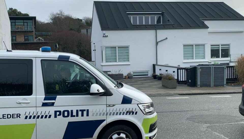 Den 50-årige kvinde blev dræbt af sin jaloux samlever foran naboens hoveddør på Strandgårdshøj i Ebeltoft.
