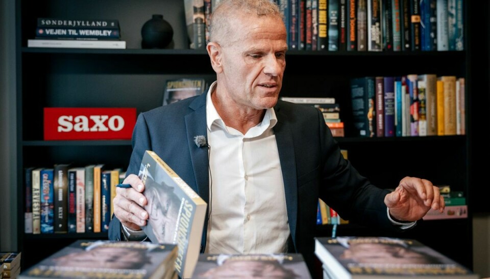 Den tiltalte eks-FE-chef Lars Findsen ses her med sin bog 'Spionchefen - erindringer fra celle 18', der er skrevet af journalisten Mette Mayli Albæk fra Jyllands-Posten. (Arkivfoto).