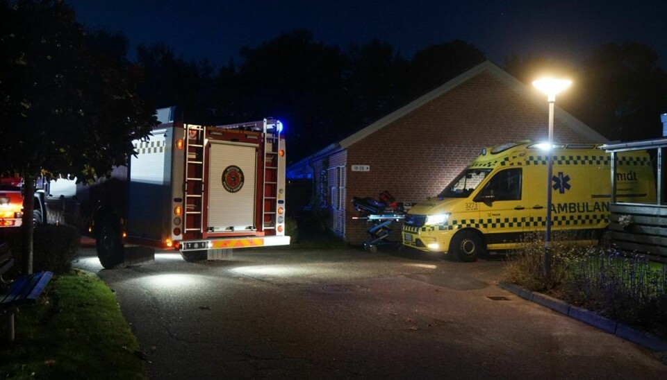 En 82-årig mand er død under en brand i et rækkehus i Viborg.