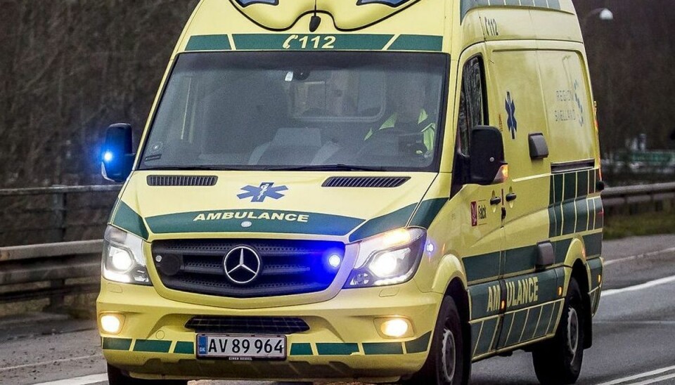 Bilist klippet fri Føreren af bilen er kørt til Aalborg Universitetshospital.