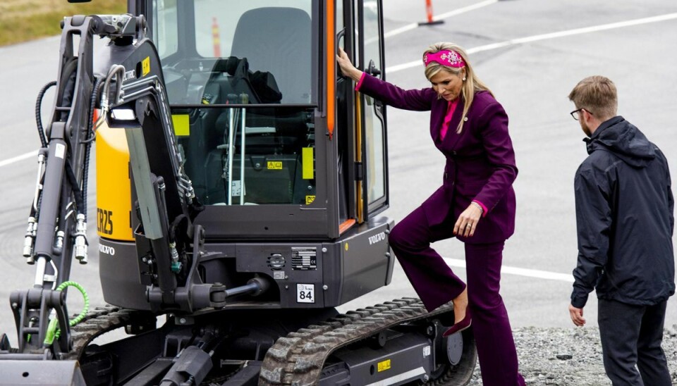 Maxima hopper ombord på en minigraver i G¨teborg - ulasteligt klædt og med stiletter. Maxima hopper ombord på en minigraver i G¨teborg - ulasteligt klædt og med stiletter.