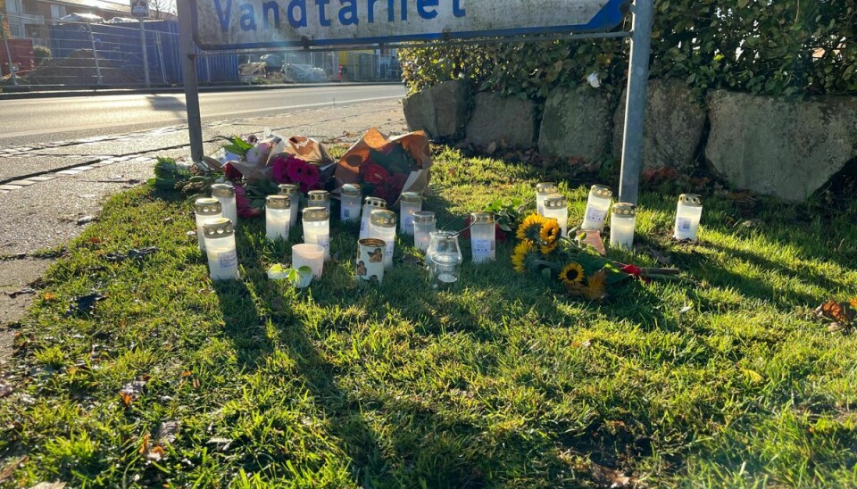Der er lagt blomster og lys på stedet, hvor den unge mand blev dræbt.