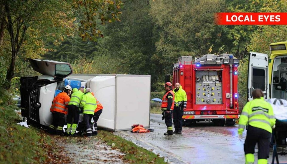 Varevognen endte sin farefulde tur på siden med døren til førerhuset ned mod jorden. Varevognen endte sin farefulde tur på siden med døren til førerhuset ned mod jorden.