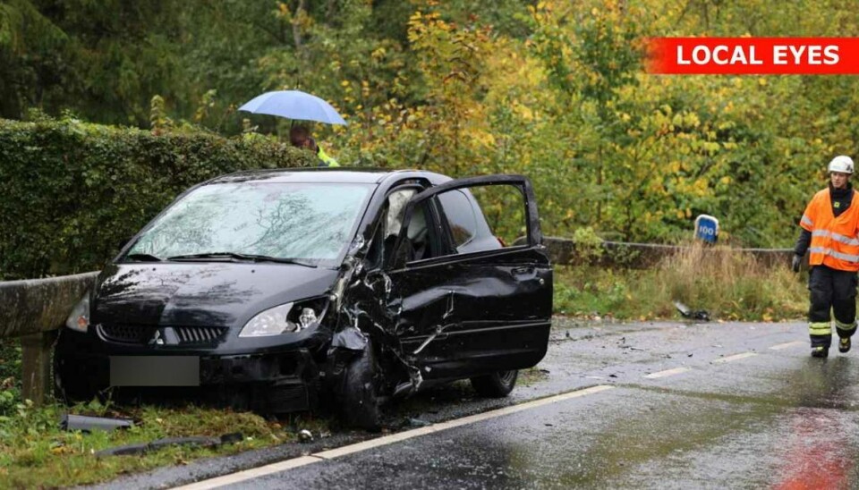 Airbaggen i Mitsubishien blev udløst ved det frontale sammenstød med varevognen. Airbaggen i Mitsubishien blev udløst ved det frontale sammenstød med varevognen.