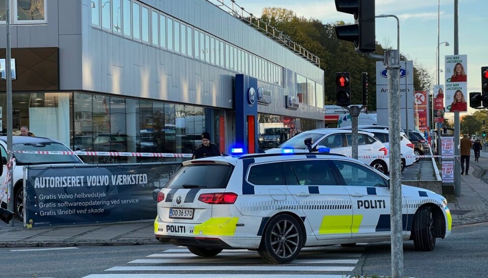 Bomberyddere er rykket ud til stedet. Bomberyddere er rykket ud til stedet.