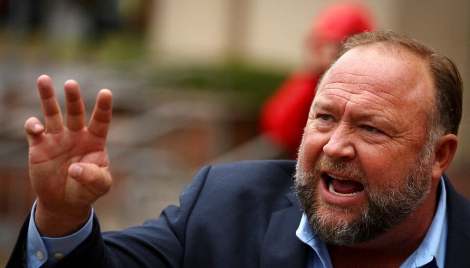 Konspirationsteoretikeren Alex Jones har indrømmet, at Sandy Hook-massakren fandt sted. Det fik ham dog ikke til at slippe for retssag. Her taler han med pressen i forbindelse med et retsmøde (Arkivfoto). Konspirationsteoretikeren Alex Jones har indrømmet, at Sandy Hook-massakren fandt sted. Det fik ham dog ikke til at slippe for retssag. Her taler han med pressen i forbindelse med et retsmøde (Arkivfoto).