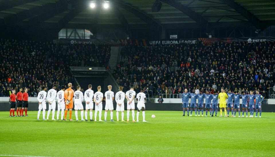 Spillerne mindes de 125 mennesker, der mistede livet i fodboldtragedien i den indonesiske by Malang før Europa League gruppe F kampen mellem FC Midtjylland og Feyenoord Rotterdam i Herning torsdag den 6. oktober 2022. I aften spilles kampen i Feyenoord.