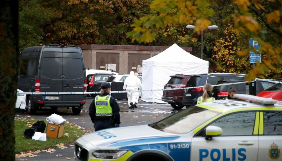 Svensk politi arbejder på det sted i Göteborg, hvor en taxichauffør blev skudt og dræbt natten til søndag. Svensk politi arbejder på det sted i Göteborg, hvor en taxichauffør blev skudt og dræbt natten til søndag.