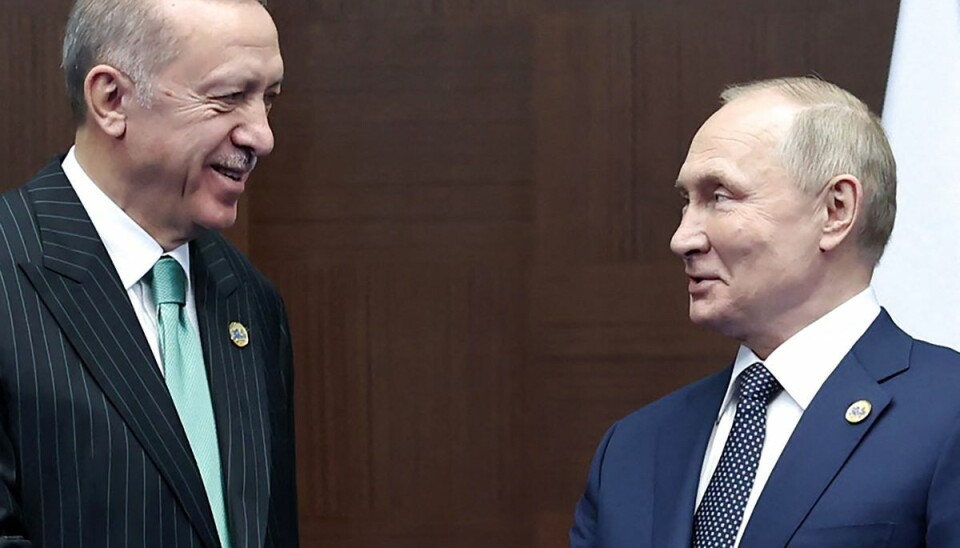 Rusland kan omdirigere de beskadigede Nord Stream- gasrørledninger i Østersøen til Tyrkiet, foreslår Putin i samtale med den tyrkiske leder, Recep Tayyip Erdogan. Rusland kan omdirigere de beskadigede Nord Stream- gasrørledninger i Østersøen til Tyrkiet, foreslår Putin i samtale med den tyrkiske leder, Recep Tayyip Erdogan.